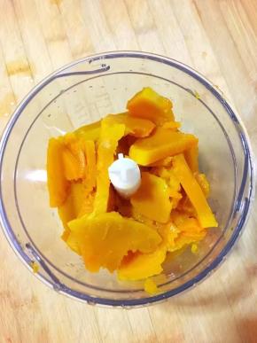 将南瓜块晾凉后放入料理杯中