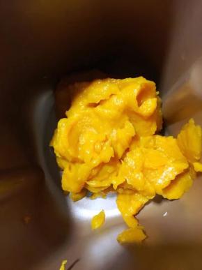 搅打成泥后倒入面包桶中