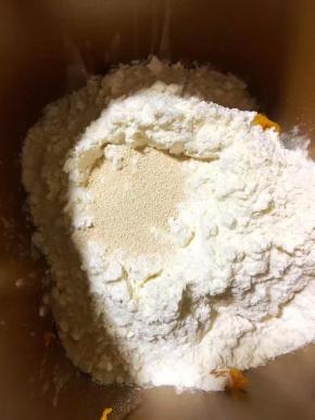 挖个小洞放入酵母