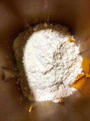 倒入面粉