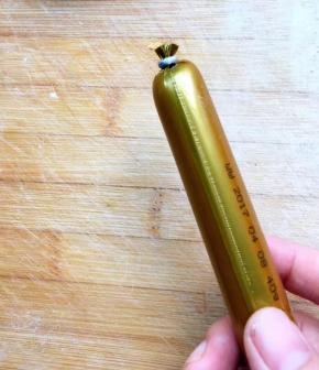 取出一根火腿肠，可以看见有多出的边