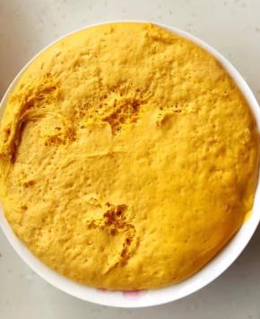 放入一个大碗中，加盖保鲜膜发酵至两倍大