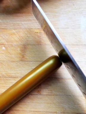 用刀将头切一下，头部不要切断，留下一点