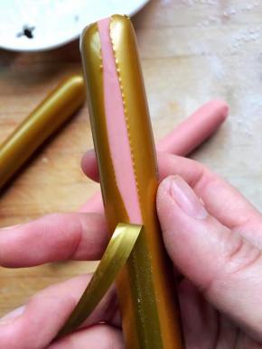 拽住头部向下拉就可以完整的将皮剥下来