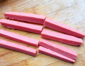 将一根火腿肠对半切开，再对半切开，再切成如图样的段，一根切成八段