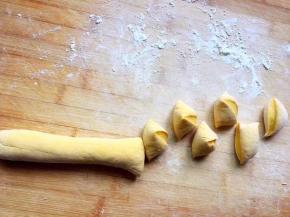 将面团揉揉排气后搓成长条，切成小剂子