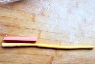 取一块搓成三倍于火腿段的长条