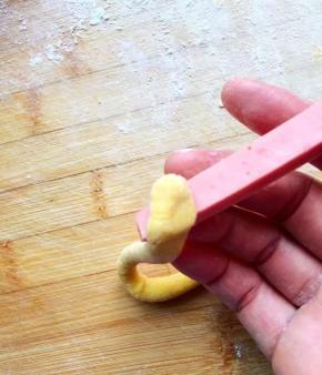 将长条的一段斜着绕到火腿段上