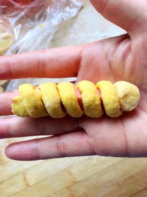 一直缠起来，缠到火腿段的尾部