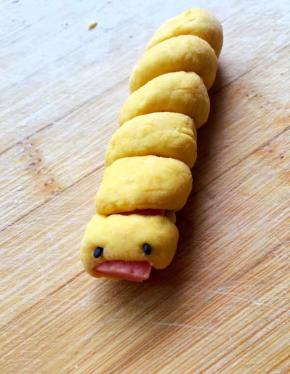 取两个黑芝麻，小头朝里按进去做成黑眼睛