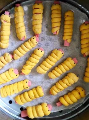 依次做好摆放在铺好茏布的蒸屉中，醒发10分钟后开水上锅开中火再蒸12-15分钟即可