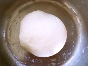 加水活成面团，那个面粉的吸水性不同，建议少留一点点，不够软再加，将面团揉至光滑，放置一旁发酵至两倍大