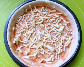 均匀的撒上马苏里拉奶酪