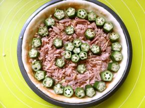 铺上腌制好的三文鱼，鱼的用量根据个人喜欢开放，我比较喜欢吃，放了多多的