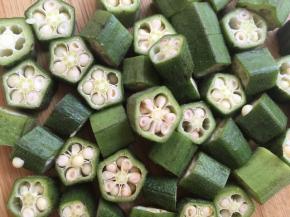 秋葵洗干净，滤干水份，切丁备用