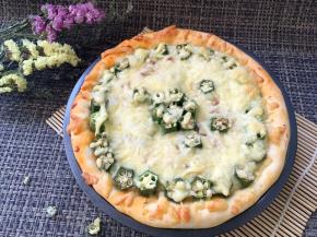 烤箱预热180度烤20分钟，美味的秋葵三文鱼披萨就可以开吃啦