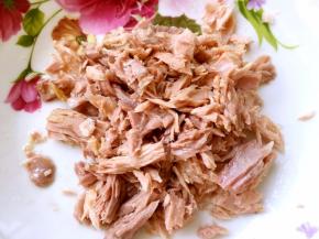 打开三文鱼罐头，取出适量的三文鱼块，压碎些，柠檬挤出汁液，滴在三文鱼上，搅拌均匀，腌制一会，这样可以去除鱼腥味