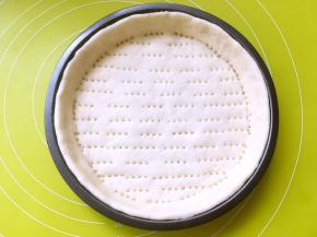 用叉子在底部均匀的扎些小孔，免得烘烤的时候鼓起来，之后松弛10分钟