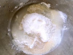 盆内倒入普通面粉加砂糖，玉米油，耐高糖酵母跟盐分开放