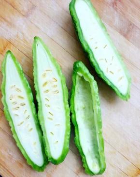 苦瓜洗干净，一切两半，去瓤，切成细丝