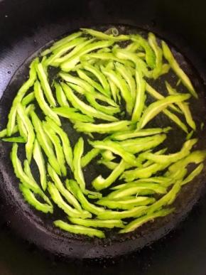 锅中烧开水，放入苦瓜丝汆2分钟