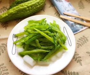 上面铺上苦瓜丝即可