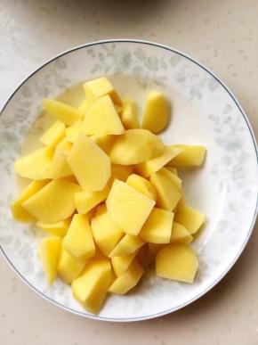 4、	土豆去皮洗净切块