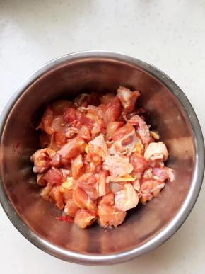 3、	鸡腿洗干净，剁成碎块，放入碗中，加料酒、生抽、五香粉、盐拌匀腌制半小时