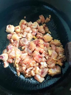 6、	锅中倒油加热后放入鸡肉块，翻炒