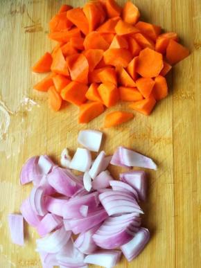 5、	胡萝卜去皮洗净切块，洋葱去皮洗净切块