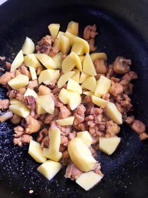 倒入土豆块翻炒均匀