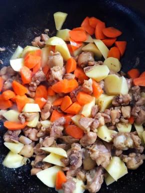 加入胡萝卜块翻炒均匀