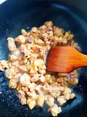 炒至表面金黄，析出油份