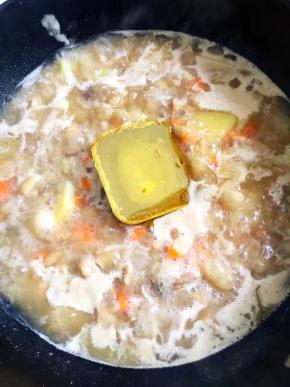 放入锅中，用勺子将其铲开，中火烧开汤汁转小火，同时隔一会搅拌一下，炖煮15分钟