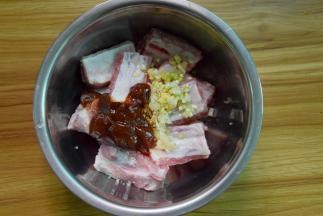 排骨中加入盐、酱油、蒜末、姜末、葱末和烤肉酱拌匀