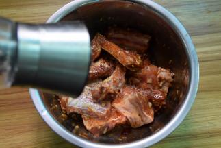 磨入黑椒碎，加1汤匙橄榄油拌匀腌制2小时