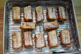 腌制好的排骨摆放烤盘中