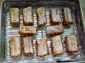 腌制好的排骨摆放烤盘中
