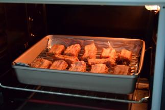 预热烤箱烤肉键200度上下火，放入排骨先烤15分钟