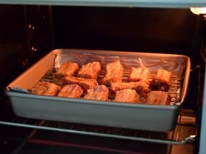 预热烤箱烤肉键200度上下火，放入排骨先烤15分钟