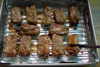 拿出来反面，可以刷点腌制里的汁，再放回去烤15分钟