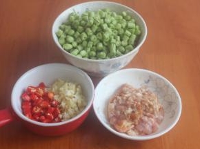 瘦肉用刀切成肉沫，豆角洗净切小粒儿，小米辣切小丁，姜蒜切粒，肉沫用胡椒粉和生抽腌制20分钟