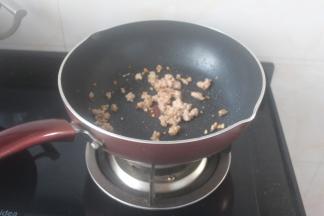 接着加入腌制好的肉沫一起翻炒