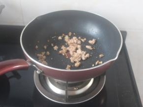 接着加入腌制好的肉沫一起翻炒