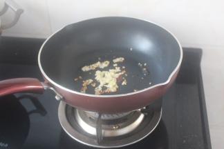 炒锅烧热后放油小火炒香姜蒜沫