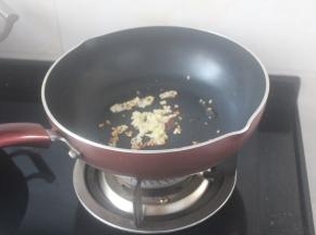 炒锅烧热后放油小火炒香姜蒜沫