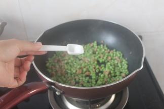 炒至豆角变色后加入小半勺的盐调味，再小火翻炒2分钟至熟透