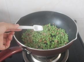 炒至豆角变色后加入小半勺的盐调味，再小火翻炒2分钟至熟透