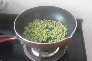 翻炒至变色稍微有点发焦的时候加入豆角粒儿超分钟