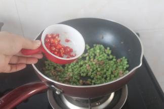 最后加入辣椒丁儿，混合一分钟，稍微有点焦透感就可以装锅啦